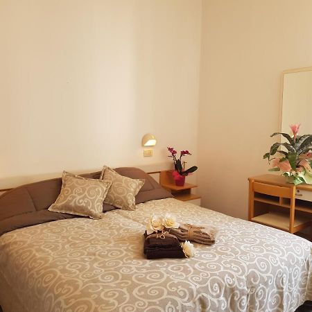 Hotel Romantica Ріміні Екстер'єр фото