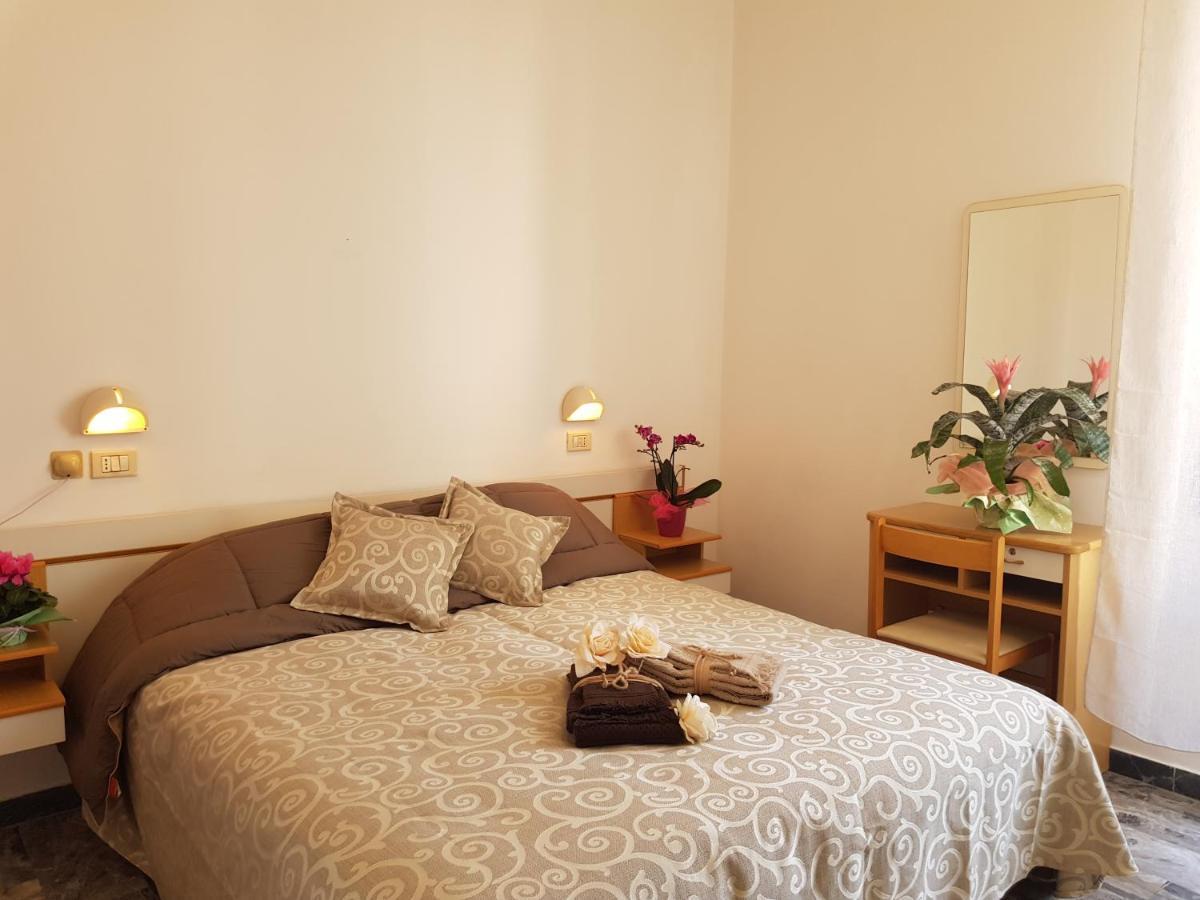 Hotel Romantica Ріміні Екстер'єр фото