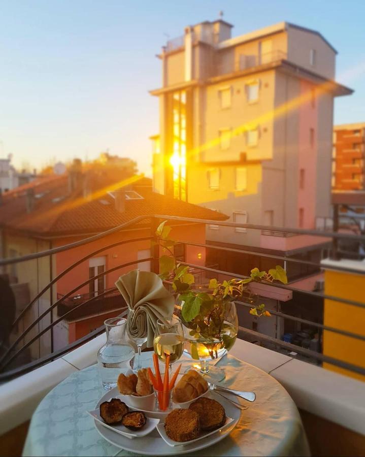 Hotel Romantica Ріміні Екстер'єр фото