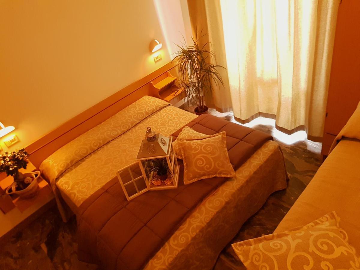 Hotel Romantica Ріміні Екстер'єр фото