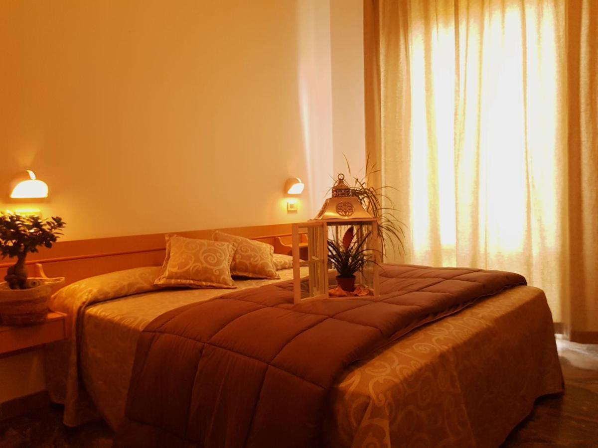 Hotel Romantica Ріміні Екстер'єр фото
