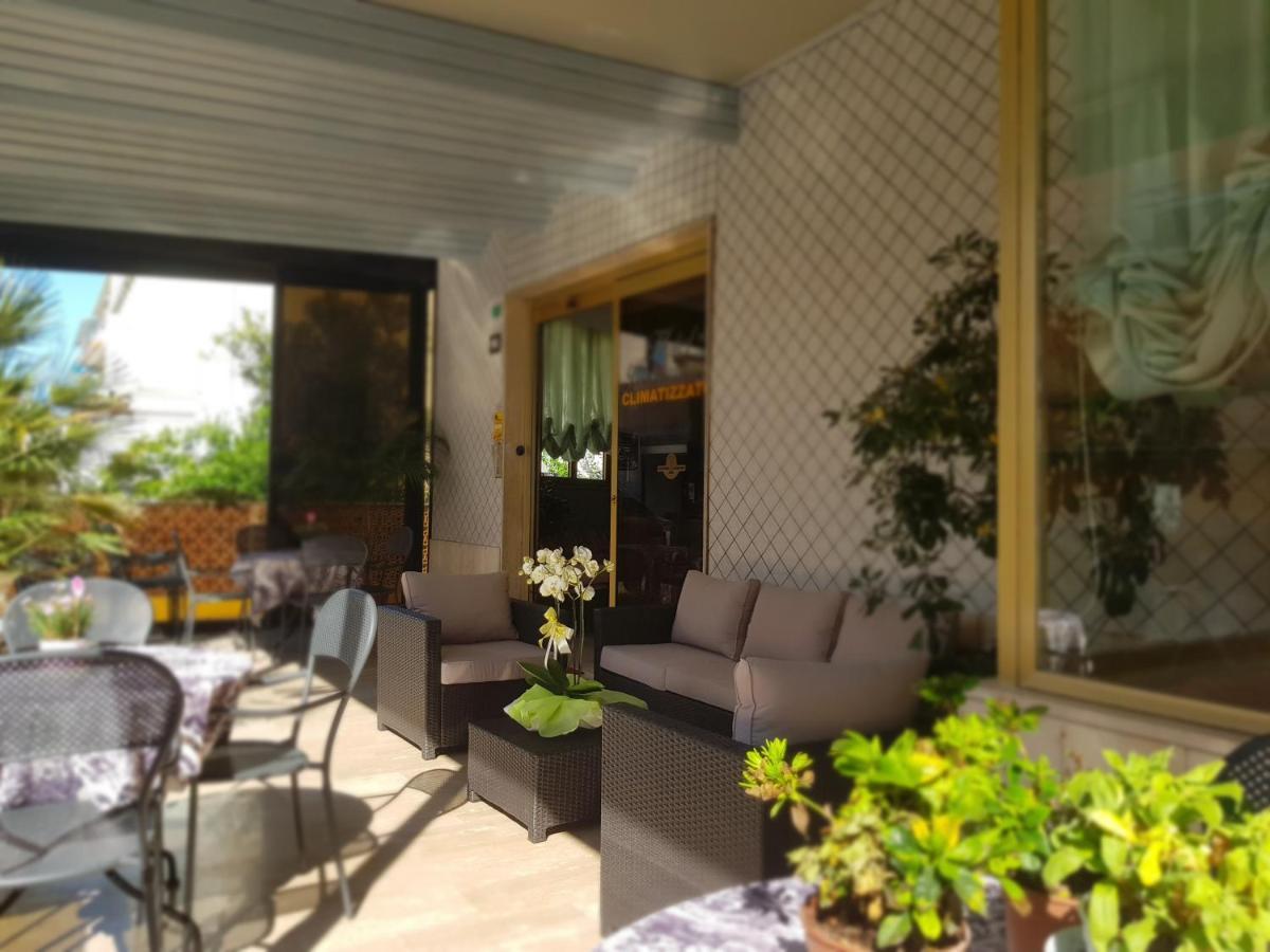 Hotel Romantica Ріміні Екстер'єр фото