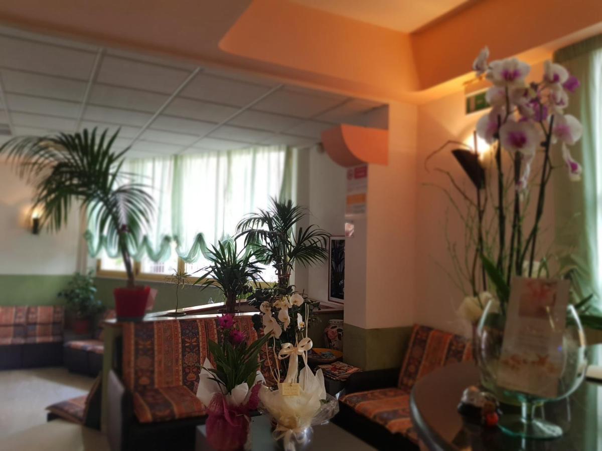 Hotel Romantica Ріміні Екстер'єр фото