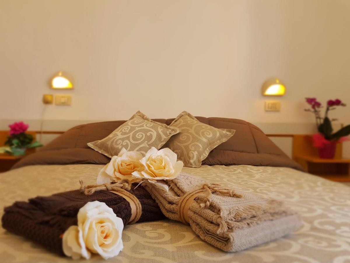 Hotel Romantica Ріміні Екстер'єр фото