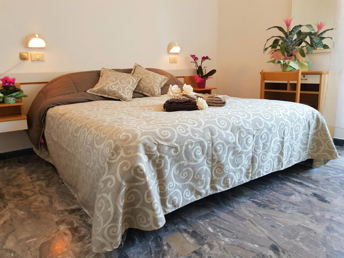 Hotel Romantica Ріміні Екстер'єр фото