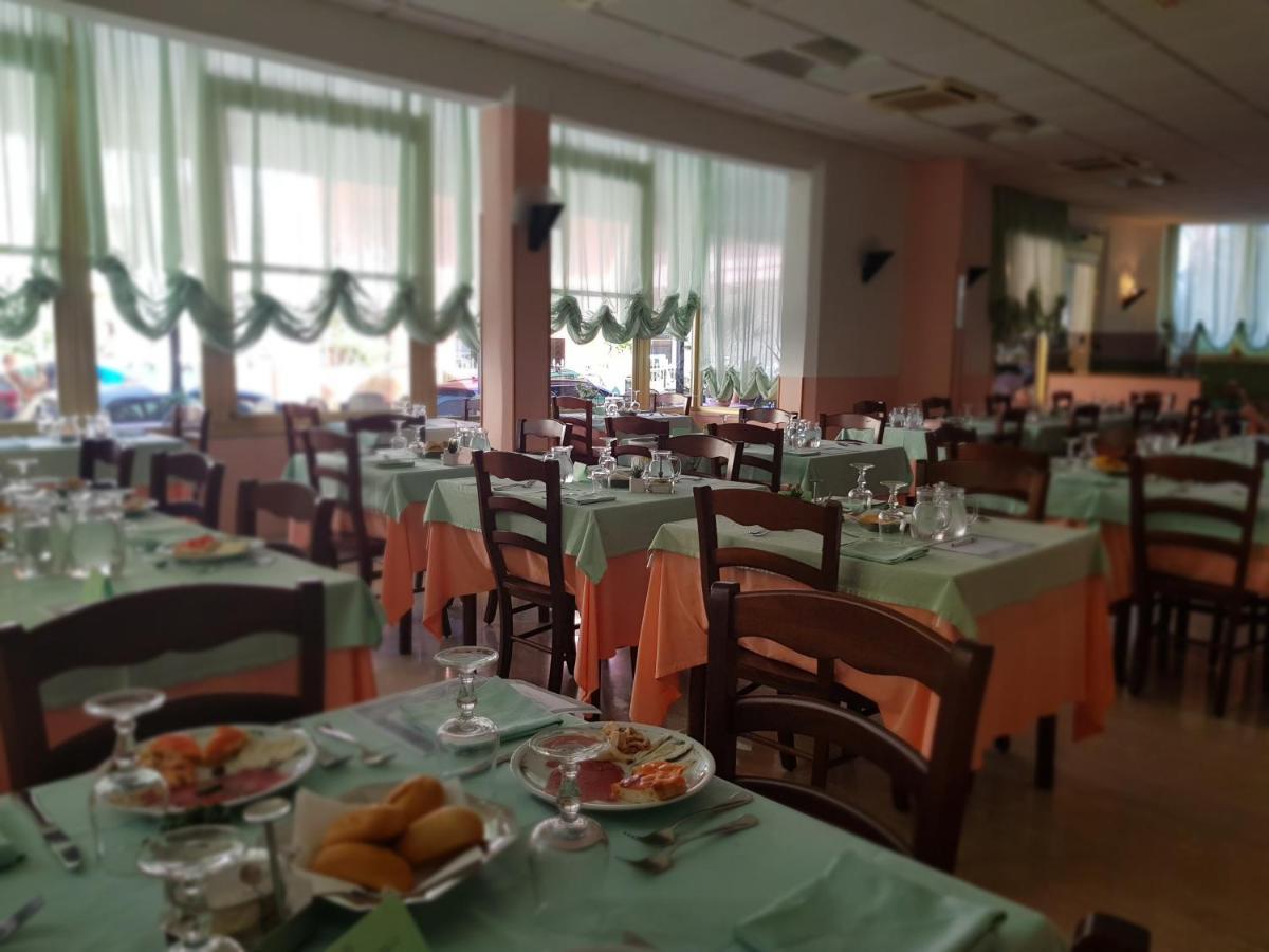 Hotel Romantica Ріміні Екстер'єр фото