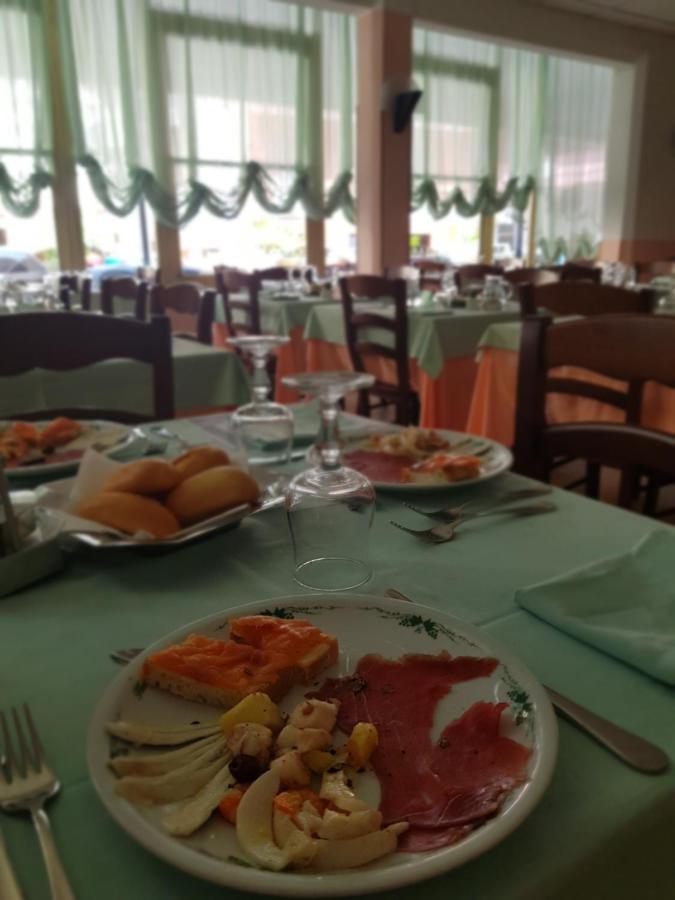 Hotel Romantica Ріміні Екстер'єр фото